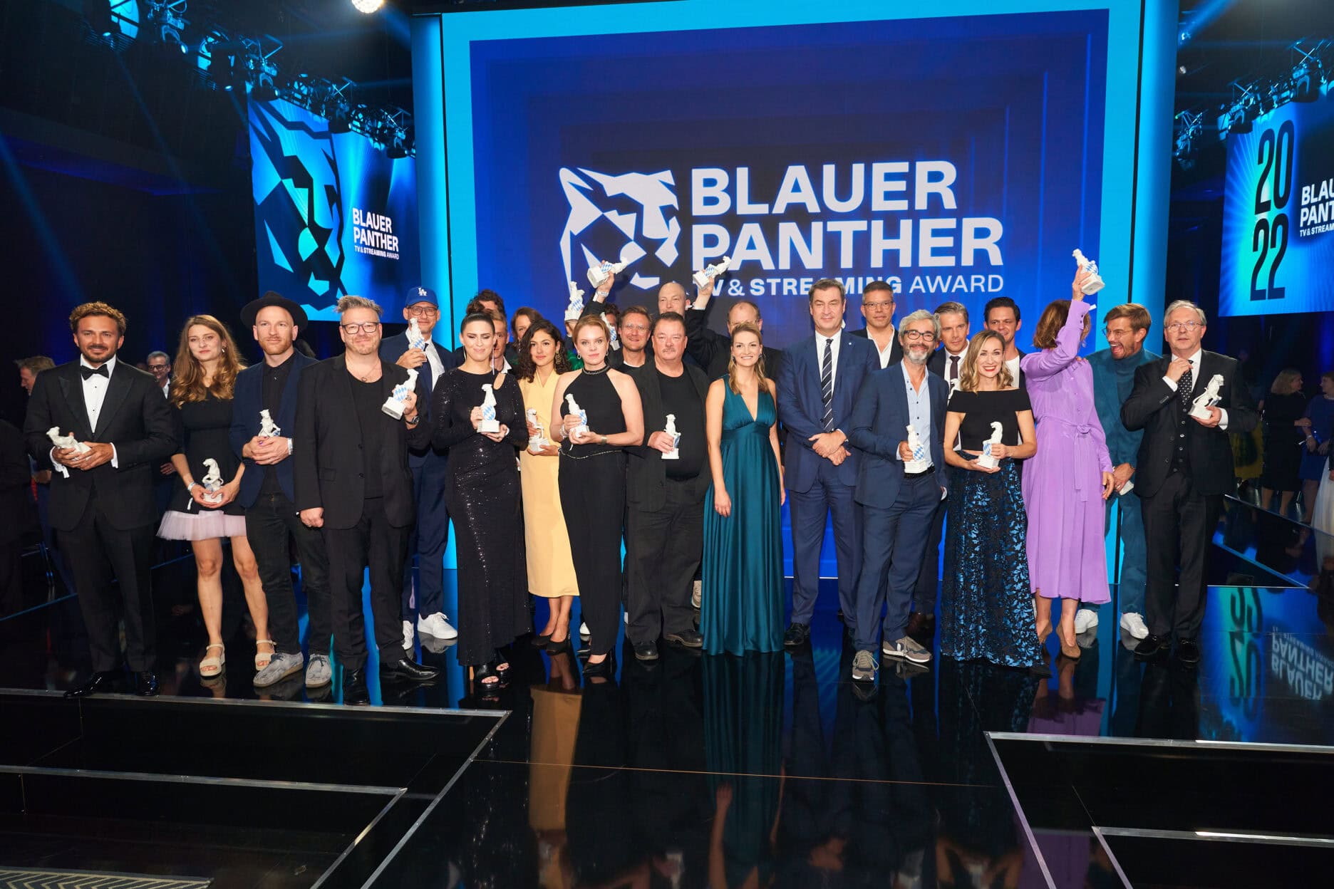 Markus Söder (Ministerpräsident), Judith Gerlach (Staatsministerin für Medien) und Preisträger, Blauer Panther - TV & Streaming Award 2022, BMW Welt, München, 19. Oktober 2022, Foto: Jens Hartmann für Medien.Bayern GmbH