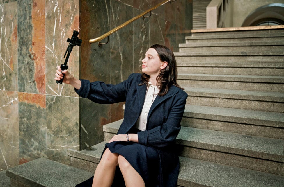 In @ichbinsophiescholl holt Luna Wedler die Widerstandskämpferin aus den Geschichtsbüchern ins Hier und Jetzt. (c) SWR/BR/Sommerhaus/Rebecca Rütten