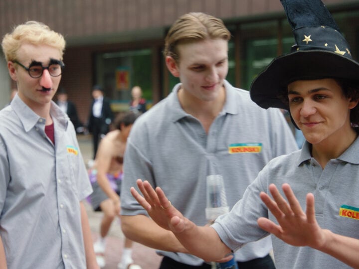 Naseweis: Bruno Alexander zieht in „Die Discounter“ als Neuling Titus alles Register (c) 2021 Amazon.com, Inc. or its affiliates