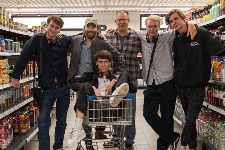 Alles andere als billig: „Die Discounter“-Crew Emil Belton (Regie), Christian Ulmen (Produzent PP), Carsten Kelber (Produzent PP), Bruno Alexander (Regie) und Max Mattis (Producer), vorne Oskar Belton (Regie) (c) Pyjama Pictures GmbH Manju Sawhney