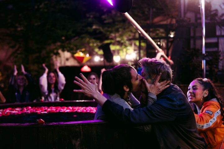 ... während Sarah wieder aus sich herausgeht. (c) Amazon.com Inc. or its affiliates