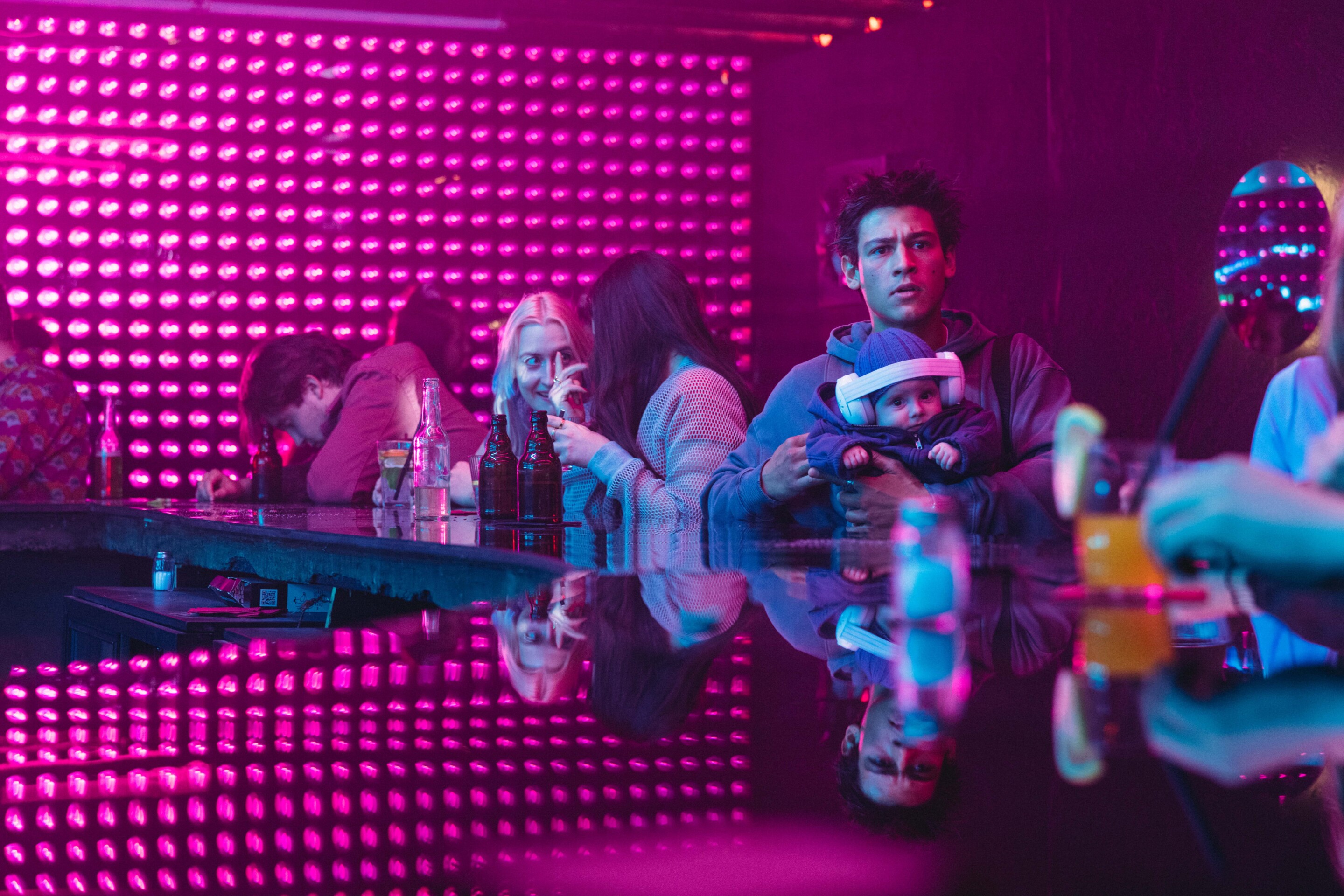 Dynamik der Gegensätze: Emilio Sakraya spielt den chaotischen Jung-Papa Noah... (c) Amazon.com Inc. or its affiliates