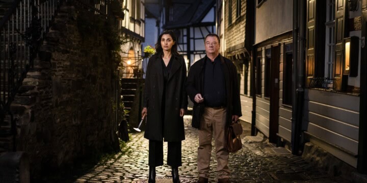 Narges Rashidi und Peter Kurth als ungleiches Duo in „Ferdinand von Schirach – Glauben“ (c) RTL+