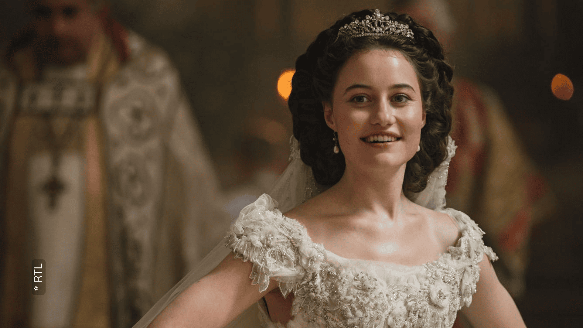 Fünf Wochen Arbeit stecken im Hochzeitskleid der Kaiserin Sisi (c) RTL+