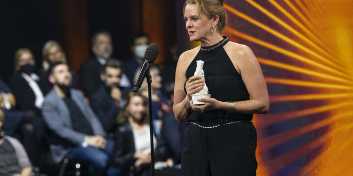 Julia von Heinz bei der Preisverleihung des Blauen Panthers 2022 vor dem Mikrofon während ihrer Dankesrede