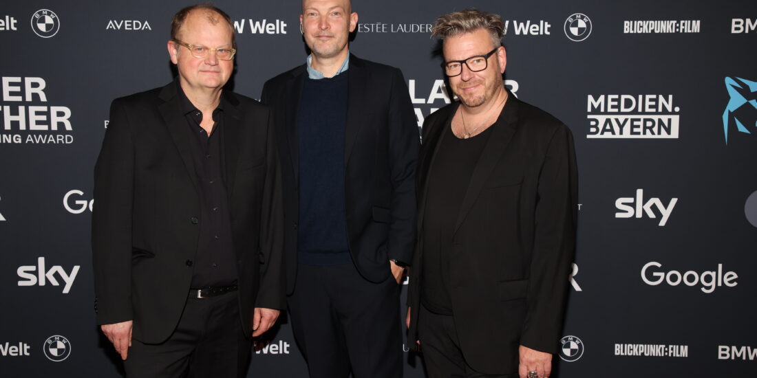 Die Drehbuchautoren Bob Konrad, Thomas Pletzinger und Hanno Hackfort beim Blauen Panther 2022 vor der Pressewand (v.l.n.r.)