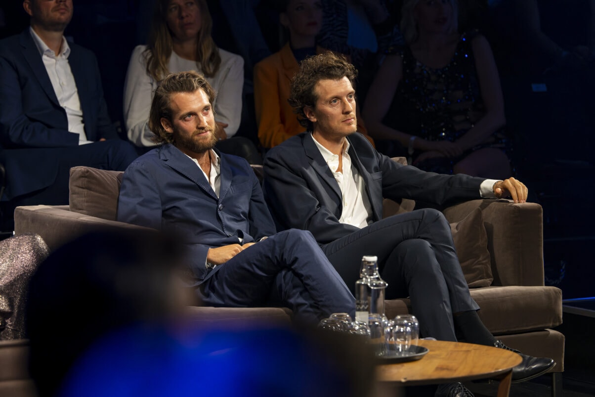 Jono und Benji Bergmann auf dem Sofa sitzend während der Laudatio von Claus Kleber in der Show 2022