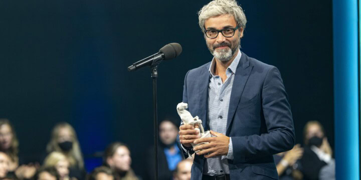 Martin Groß bei der Preisverleihung des Blauen Panthers 2022 mit der Statue in der Hand, kurz nach seiner Dankesrede
