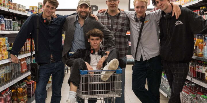 Erfahrung trifft bei „Die Discounter“ auf frischen Witz: Emil Belton (Regie), Christian Ulmen (Produzent), Carsten Kelber (Produzent), Bruno Alexander (Regie) und Max Mattis (Producer), vorne Oskar Belton (Regie) (c) Pyjama Pictures