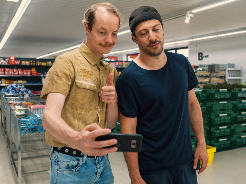 Daumen hoch für die Mockumentary: Ladendetektiv Jonas nervt Fahri Yardım beim Einkauf (c) 2021 Amazon.com, Inc. or its affiliates