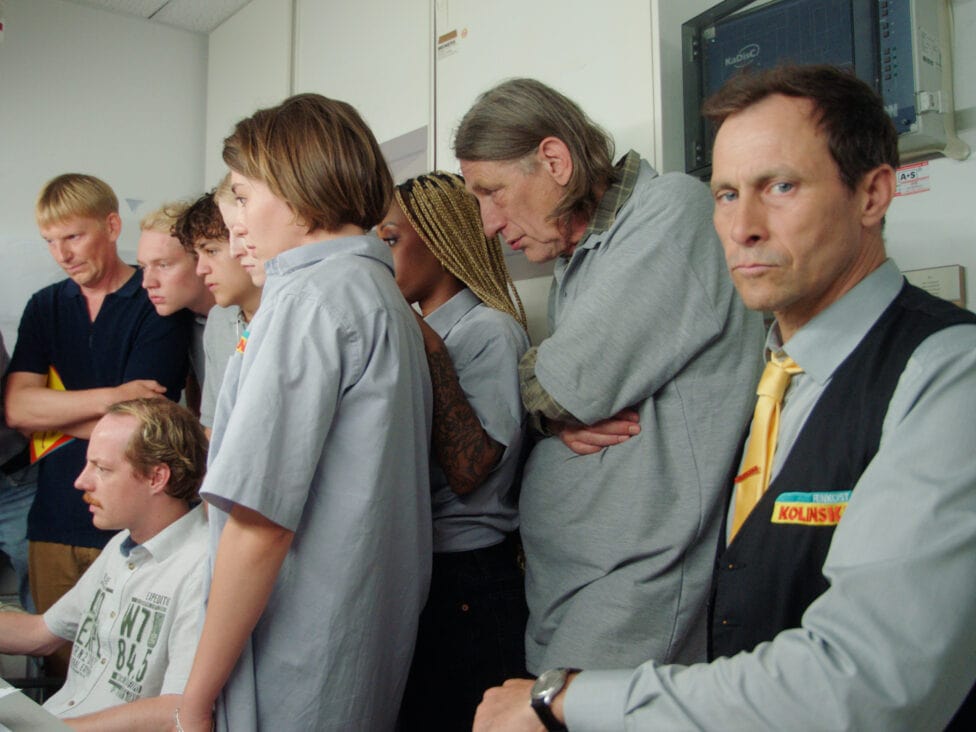 Hat's jemand gesehen? Filialleiter Thorsten (Mark Hosemann) ist eher weniger zum Lachen, wenn das Team von Feinkost Kolinski vor laufenden Kameras zu nichtsnutziger Höchstform aufläuft.