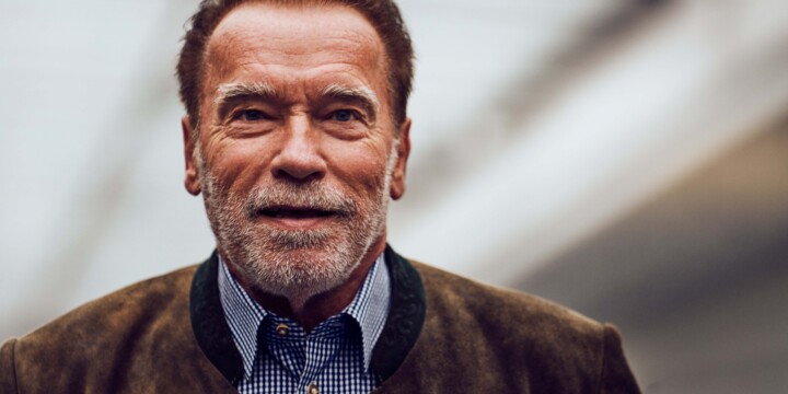 Arnold Schwarzenegger ist guter Dinge bei der Verleihung des Blauen Panthers am 27. September in München. (c) Christian Angerer