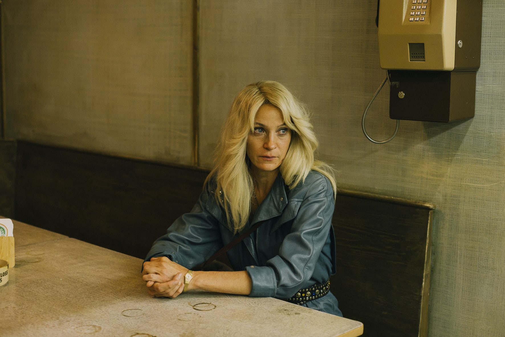 Steigt tief in die Psyche ihrer Figur ein: Jeanette Hain als Jutta in „Die Luden“. (c) Susanne Schramke - Prime Video - NEUESUPER