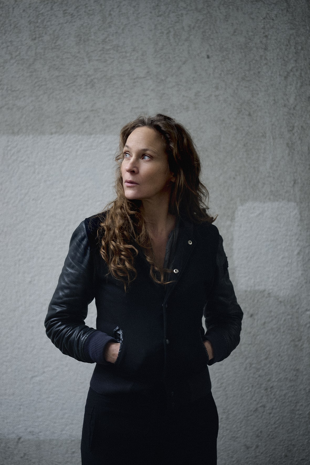 Jeanette Hain kommt den Figuren, die sie spielt oft sehr nahe: „Ich glaube, das ist ähnlich, wie wenn man sich verliebt. Dann glaubt man auch ,dass dieser andere Mensch etwas in einem selbst wachküsst, das schon vorher da war.“ (c) Pascal Bünning