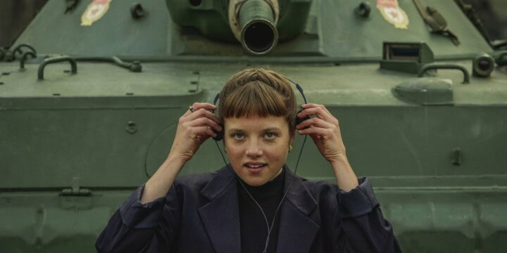 Stürzte sich mit Haut und Haar, wenn nicht gar Leib und Seele auf die vielschichtige und abgründige Titelrolle in „Kleo“: Jella Haase. (c) Netflix - Julia Terjung