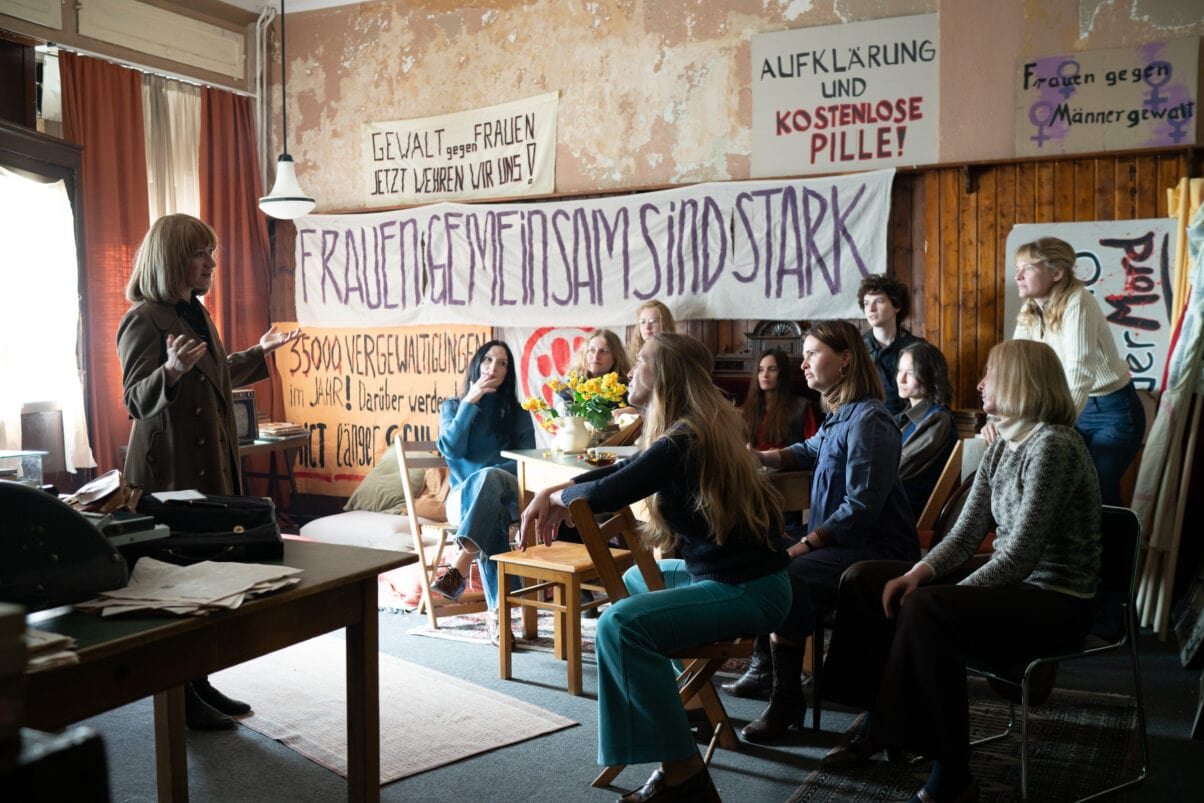 Die Jury des Blauen Panthers ist sich einig: „Über Alice Schwarzer darf man geteilter Meinung sein – über Nina Gummichs herausragende schauspielerische Leistung nicht.“ (c) Das Erste