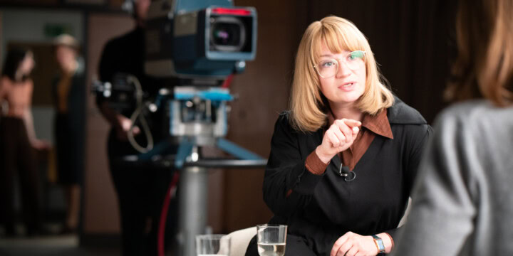 Dank akribischer Vorbereitung gelingt Nina Gummich der Spagat zwischen streitbarer „Emma“-Herausgeberin und getriebener Idealistin: Alice Schwarzer fühlte sich von ihrer Darstellung in ihrem Wesen erkannt. (c) Das Erste