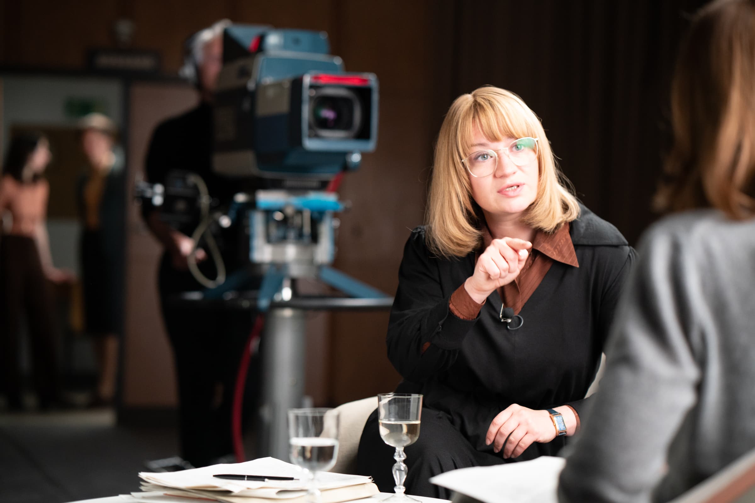 Dank akribischer Vorbereitung gelingt Nina Gummich der Spagat zwischen streitbarer „Emma“-Herausgeberin und getriebener Idealistin: Alice Schwarzer fühlte sich von ihrer Darstellung in ihrem Wesen erkannt. (c) Das Erste