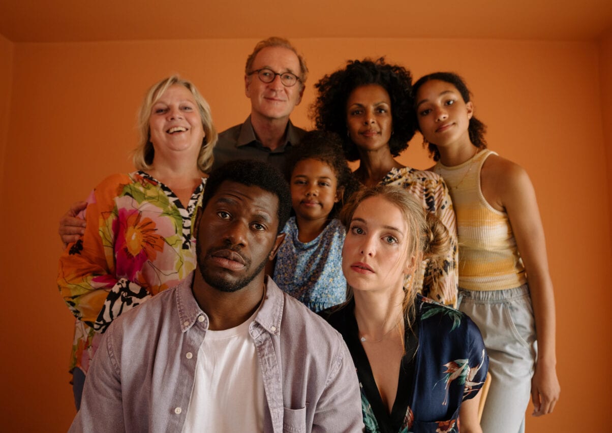 Flankiert von einem erfahrenen Schauspielteam: Neben Akeem van Flodrop stehen Gabriela Maria Schmeide, Peter Lohmeyer und Dennenesch Zoudé vor der Kamera (c) ZDF - NEUE SUPER