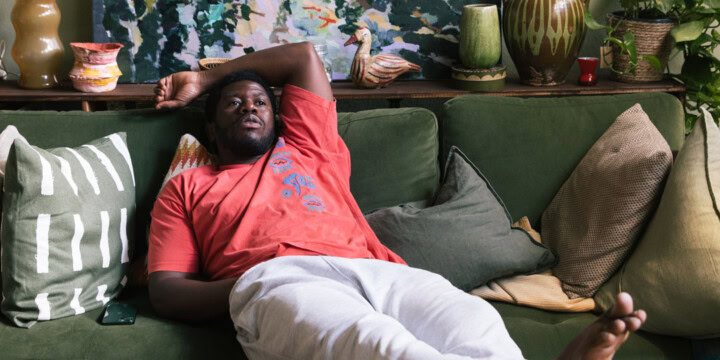 Akeem van Flodrop navigiert Dawit durch Alltagsrassissmus, Generationen-Clash und den ganz normalen Wahnsinn namens Leben. (c) ZDF - NEUESUPER