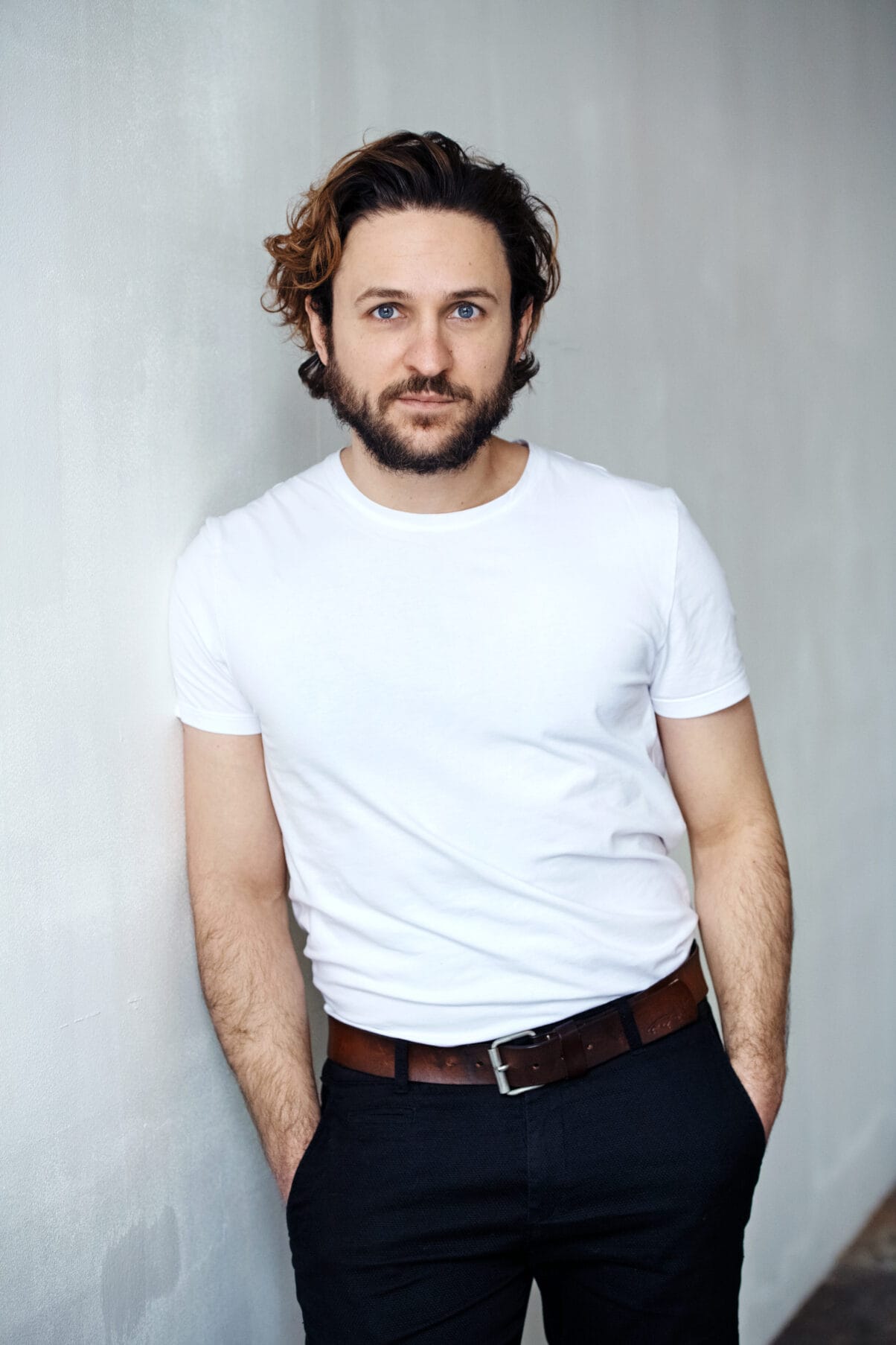 Dimitrij Schaad fühlt sich als Schauspieler überall zuhause: auf der Theaterbühne, im Fernsehen oder auf der Kinoleinwand - und verstärkt auch beim Schreiben eigener Stoffe. (c) Jeanne Degraa