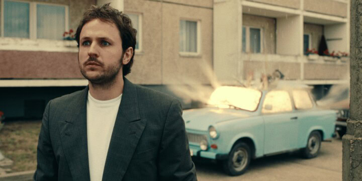Ostküste in Ost-Berlin: Dimitrij Schaad verleiht der Serie „Kleo“ als treudoofer und doch ehrgeiziger Polizist Sven Petzold einen Hauch von „Miami Vice“. (c) Netflix - Julia Terjung