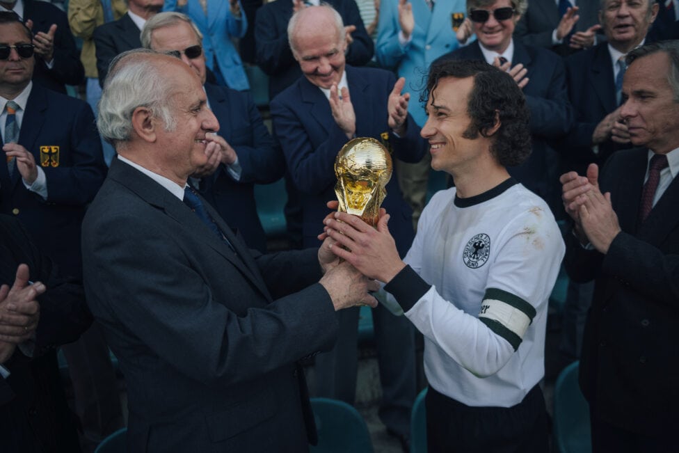Preisverdächtig: Als „Der Kaiser“ nimmt Klaus Steinbacher den WM-Pokal entgegen. Nominiert ist der Schauspieler selbst für die Rolle für den Blauen Panther Award (c) Stanislav Honzik