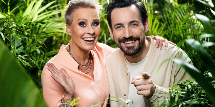 Das legendäre Moderator:innen-Duo: Sonja Zietlow und Jan Köppen führtenmit Augenzwinkern durch die Show. (c) RTL+