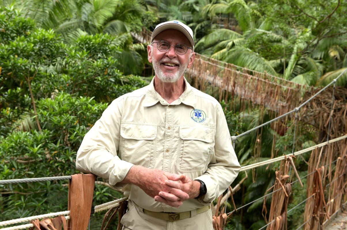 Dschungelkönig der Herzen: Dr. Bob begleitet die Kandidat:innen seit der ersten Sendung durch Ekelprüfungen und Ungeziefer. (c) RTL+