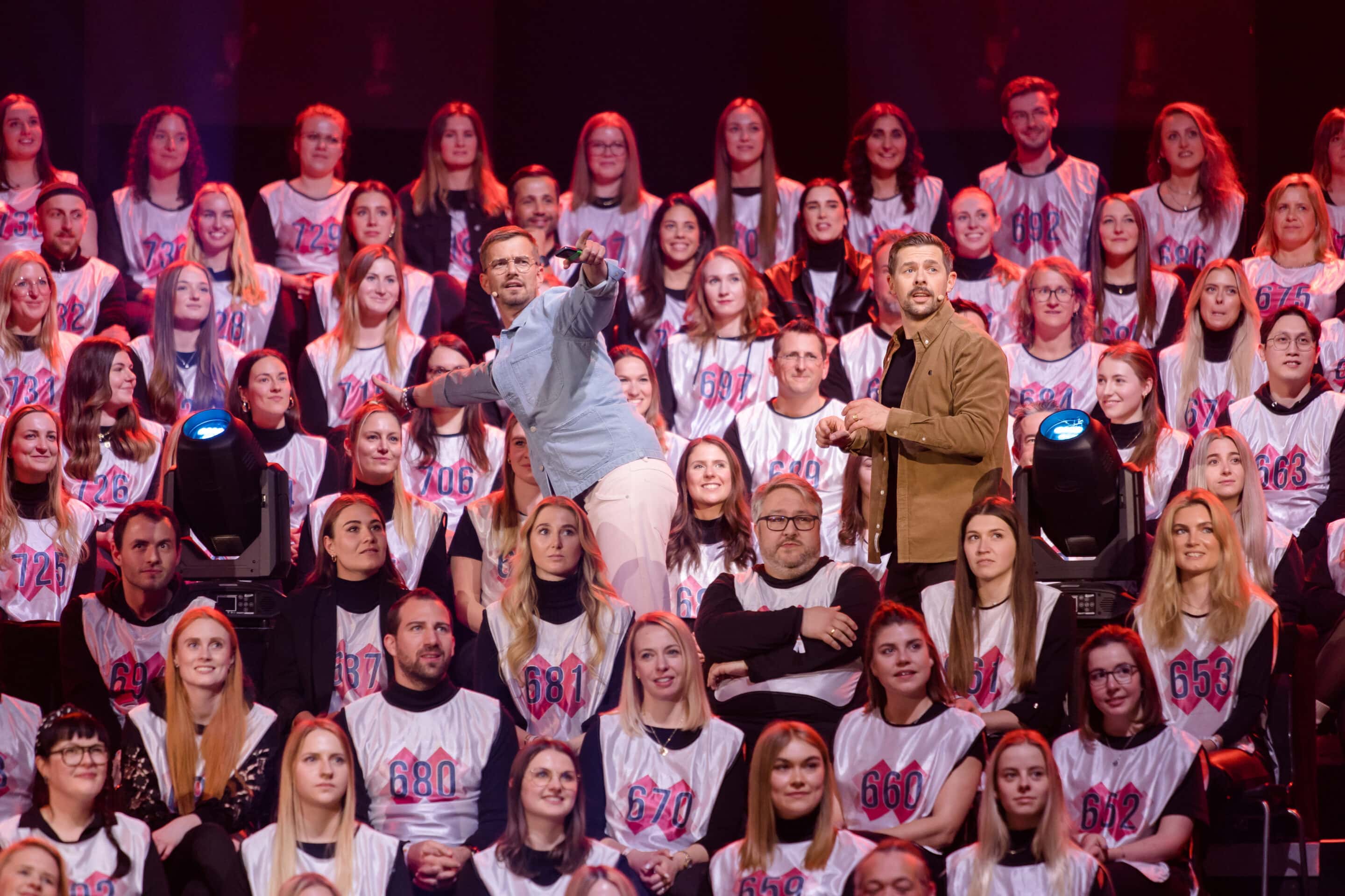 Einer für alle, alle für einen? Nicht ganz. In dieser Show stehen Joko Winterscheidt und Klaas Heufer-Umlauf ziemlich alleine da. (c) ProSieben - Nadine Rupp