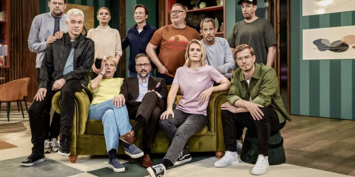 Bitte recht unfreundlich: Die zehn Kandidat:innen der vierten Staffel LOL mit Host Michael „Bully“ Herbig. (c) Amazon Studios