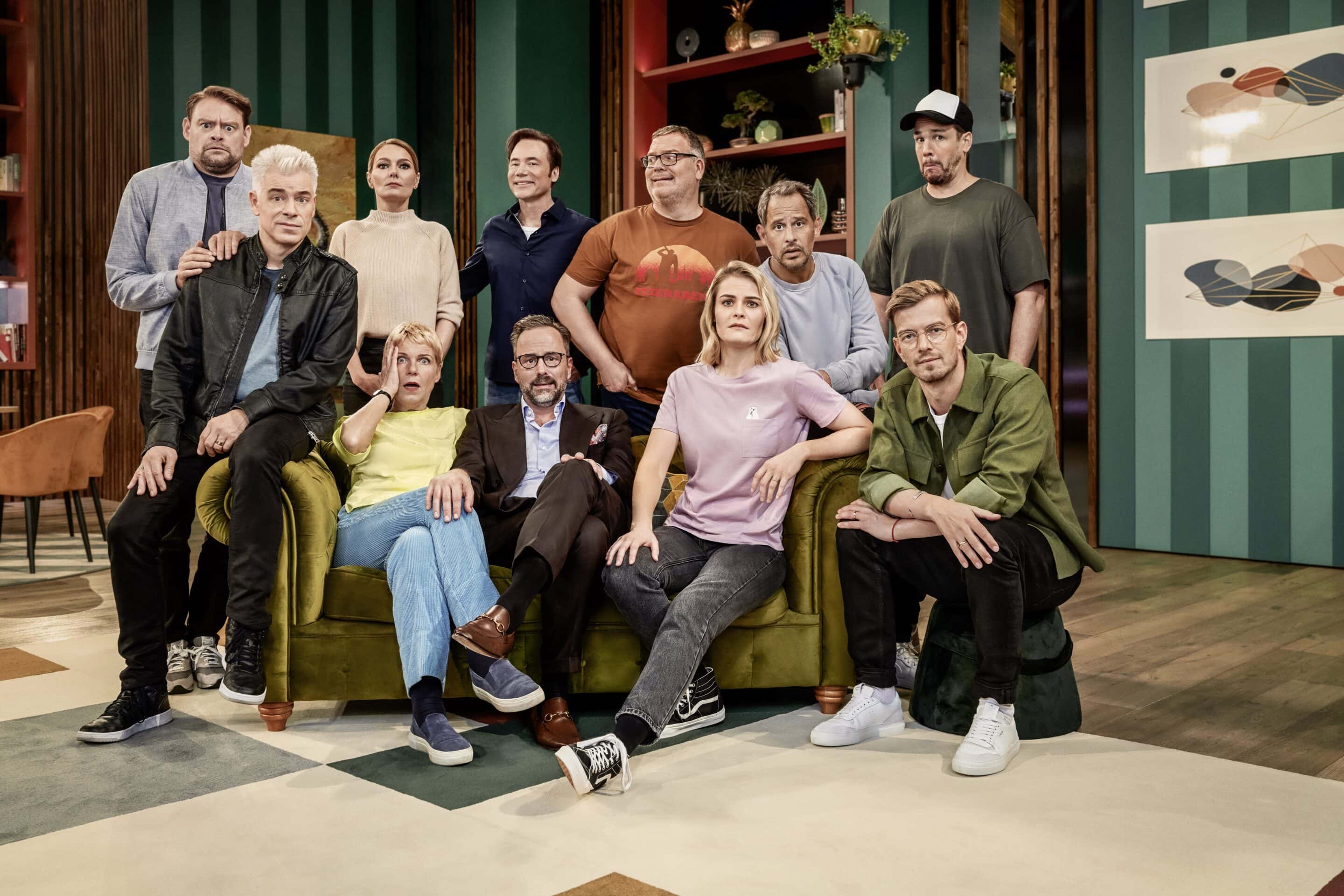 Bitte recht unfreundlich: Die zehn Kandidat:innen der vierten Staffel LOL mit Host Michael „Bully“ Herbig. (c) Amazon Studios