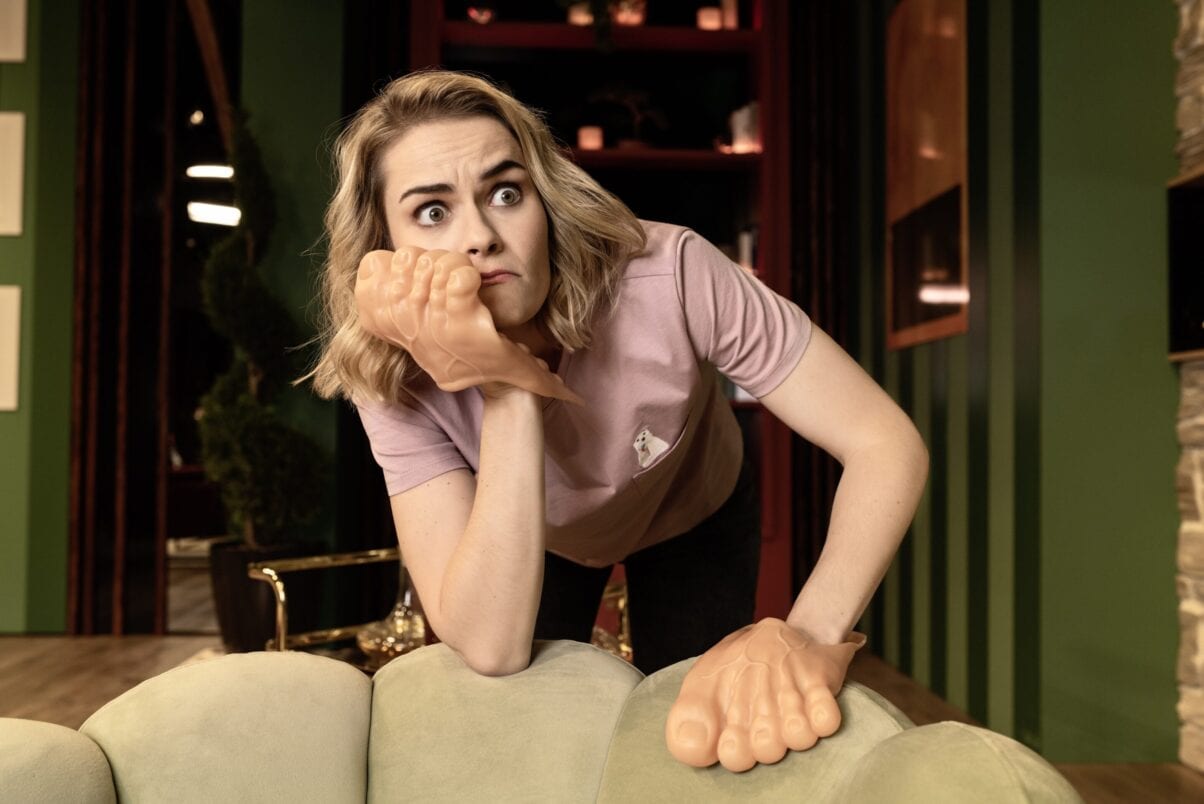 Macht in Staffel 4 bereits zum zweiten Mal ein langes Gesicht: Comedienne Hazel Brugger. (c) Amazon Studios