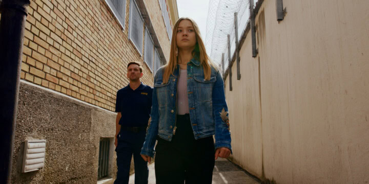 „Die Frage ist nicht, ob du mit der Vergangenheit abschließen kannst, sondern wann die Vergangenheit mit dir fertig ist.“ Die 18-Jährige Vivi (Julia Beautx) ist bereits lebensweise genug, einen solchen Satz verinnerlicht zu haben. (c) ZDF - Mathias Neumann