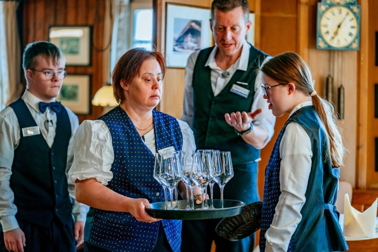 Ob in der Küche oder im Service: Die Stärken und Schwächen der Teilnehmer:innen entscheiden, in welchem Bereich sie arbeiten. Tobias (l.), Sarah und Nicola (r.). (c) RTL+