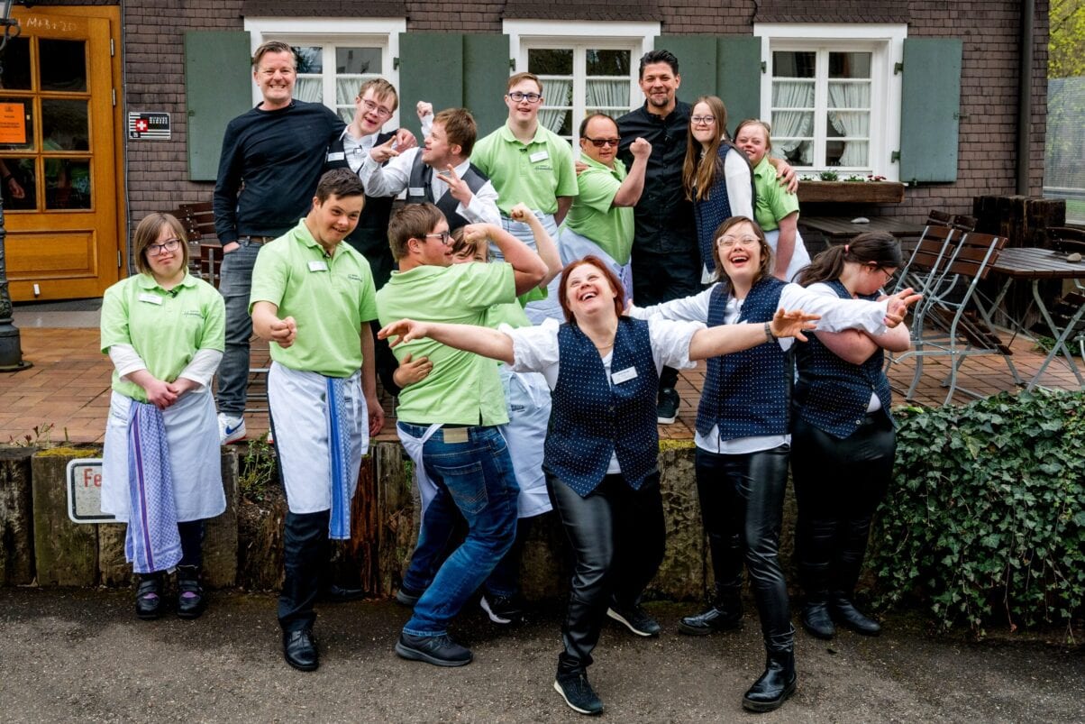 Ausgelassene Stimmung am Set: André Dietz, Tobias Wolfram, Simeon Braig, Jan Ginader, Tanino Camillerri, Tim Mälzer, Nicola Gäbel, Ayla-Marie Hapering (v.l.h.) Lara Walter, Jan Wittig, Leon Dohrmann, Laura Beaupoil, Sarah Berner, Sophia Marie Blanke, Paula Georgensohn (v.l.v.). (c) RTL+