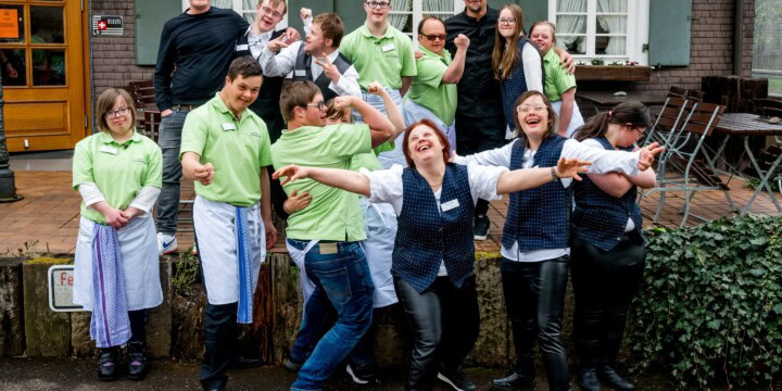 Ausgelassene Stimmung am Set: André Dietz, Tobias Wolfram, Simeon Braig, Jan Ginader, Tanino Camillerri, Tim Mälzer, Nicola Gäbel, Ayla-Marie Hapering (v.l.h.) Lara Walter, Jan Wittig, Leon Dohrmann, Laura Beaupoil, Sarah Berner, Sophia Marie Blanke, Paula Georgensohn (v.l.v.). (c) RTL+