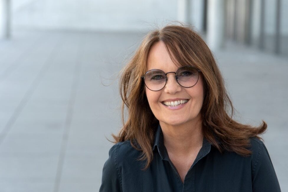 Caroline Link hat mit ihrem Film „Irgendwo in Afrika“ im Jahr 2003 nicht nur einen Oscar gewonnen, sondern auch einen bedeutenden Meilenstein in der Geschichte des Kinos gesetzt. Im Herbst des vergangenen Jahres wagte sie sich erstmals in das Genre des Kurzformats und präsentierte die Serie „Safe“ auf ZDF Neo.