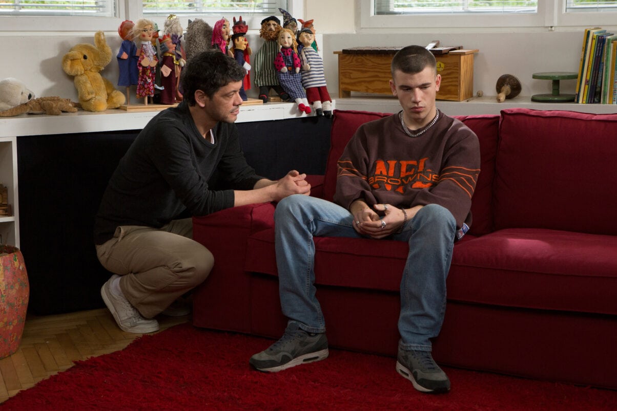 Tom (Carlo Ljubek, l.) versucht gemeinsam mit Sam (Valentin Oppermann, r.), Ziele zu entwickeln, die sie in den Sitzungen erarbeiten und umsetzen wollen, damit dem Jungen ein erneuter Heimaufenthalt und der Verlust seiner aktuellen Pflegefamilie erspart bleibt. (c) ZDF