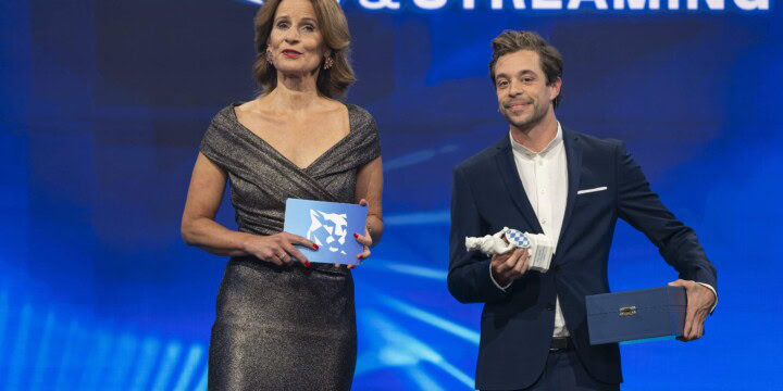 Auch dieses Jahr wieder live vor der Panther-Kamera: Katrin Müller-Hohenstein und Tobias Krell führen am 25. Oktober 2023 zum zweiten Mal durch die Award Show (c) Medien.Bayern – Ralf Wilschewski