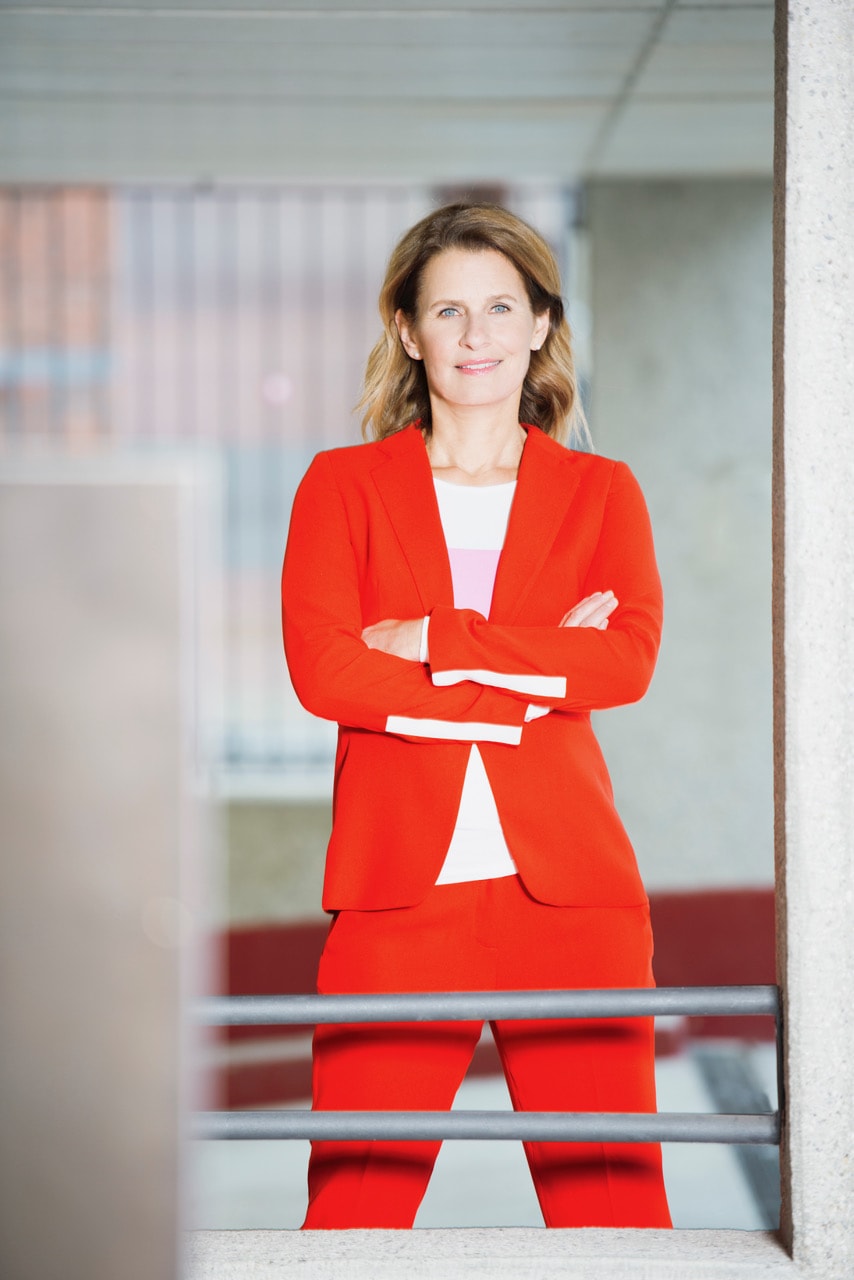 Katrin Müller-Hohenstein lässt sich bei Live-Auftritten durch nichts aus der Ruhe bringen: „Ich glaube, dass ich live sofort eine ganz andere Präsenz habe, als wenn es voraufgezeichnet ist.“ (c) Conny Stein