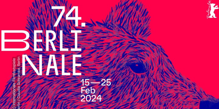 Plakat der Berlinale 2024: Zu sehen ist darauf ein mit wenigen Pinselstrichen gezeichneter Bär in Dunkelblau. Man sieht nur seine Ohren bis zu seiner Schnauze. Der Hintergrund ist ein grelles Rot. Oben rechts ist das weiße Berlinale Logo zu sehen. Der Schriftzug auf dem Plakat sagt: "74. BERLINALE. 15 - 25. Feb 2024"