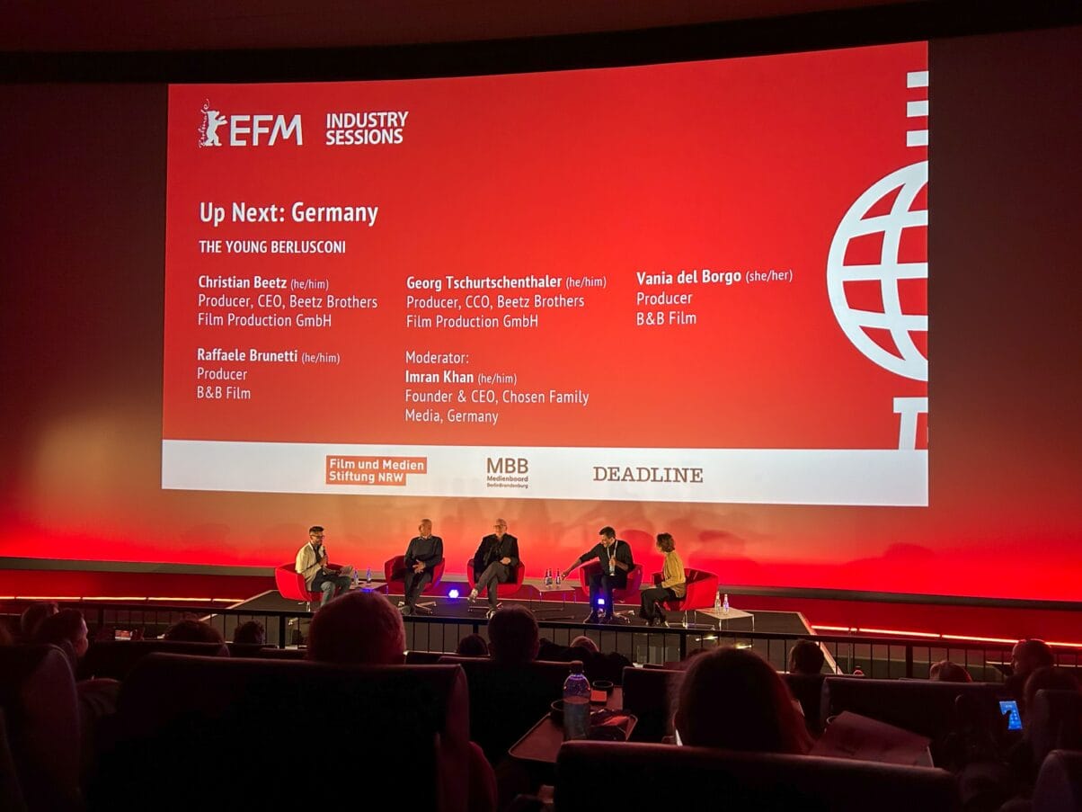 (v. l. n. r.) Imran Khan, Raffaele Brunetti, Christian Beetz, Georg Tschurtschenthaler, und Vania del Borgo im Gespräch zur Produktion von „The Young Berlusconi".