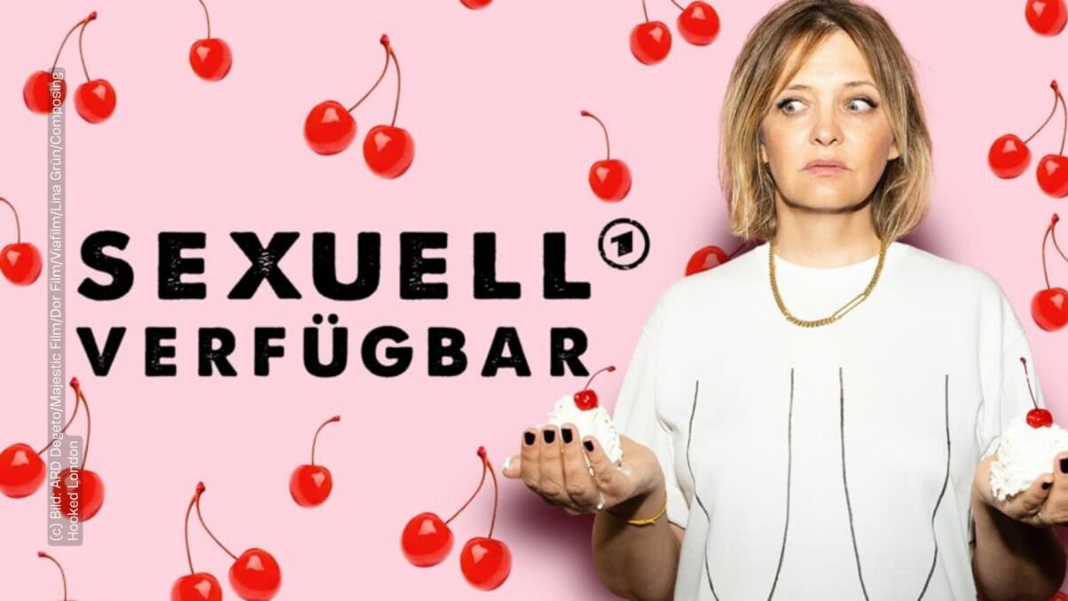 Ein rosa Hintergrund, darauf sind viele verschiedene Kirschen angeordnet. Darauf steht "SEXUELL VERFÜGBAR" mit dem Logo von DAS ERSTE. auf der Rechten Seite steht eine Frau, ihr Gesichtsausdruck starrt in die linke untere Ecke. Sie hebt die Hände und auf jeder Hand ist ein kleiner Hügel aus Sahne mit einer Kirsche oben darauf. Sie trägt ein weißes T-Shirt, auf dem hängende Brüste mit zwei Strichen gezeichnet sind.