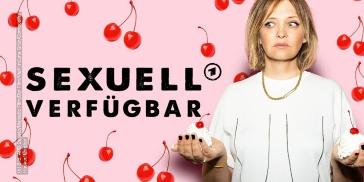 Ein rosa Hintergrund, darauf sind viele verschiedene Kirschen angeordnet. Darauf steht "SEXUELL VERFÜGBAR" mit dem Logo von DAS ERSTE. auf der Rechten Seite steht eine Frau, ihr Gesichtsausdruck starrt in die linke untere Ecke. Sie hebt die Hände und auf jeder Hand ist ein kleiner Hügel aus Sahne mit einer Kirsche oben darauf. Sie trägt ein weißes T-Shirt, auf dem hängende Brüste mit zwei Strichen gezeichnet sind.