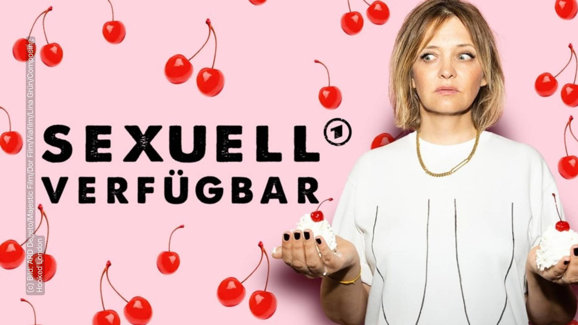Ein rosa Hintergrund, darauf sind viele verschiedene Kirschen angeordnet. Darauf steht "SEXUELL VERFÜGBAR" mit dem Logo von DAS ERSTE. auf der Rechten Seite steht eine Frau, ihr Gesichtsausdruck starrt in die linke untere Ecke. Sie hebt die Hände und auf jeder Hand ist ein kleiner Hügel aus Sahne mit einer Kirsche oben darauf. Sie trägt ein weißes T-Shirt, auf dem hängende Brüste mit zwei Strichen gezeichnet sind.