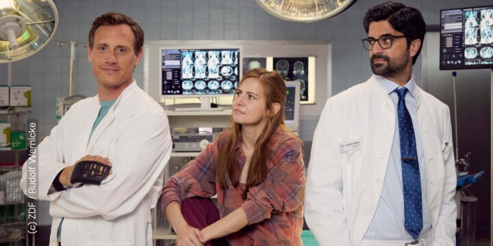 "Dr. Nice" - Drehstart. Von links: Dr. Moritz Neiss (Patrick Kalupa), Dr. Florian Schmidtke (Maximilian Grill), Charlie Winkler (Josefine Preuß). (c) ZDF / Rudolf Wernicke