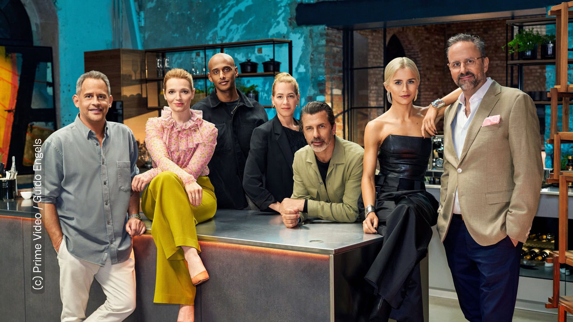Alle teilnehmenden befinden sich in einer großen Studio Küche. Mit dabei: Andreas Caminada, Karoline Herfurth, Moritz Bleibtreu, Teddy Teclebrhan, Caro Daur, Franka Potente und Kurt Krömer. Sie sind für ein elegantes Dinner gekleidet und befinden sich in einer sschön dekorierten Studio-Küche.