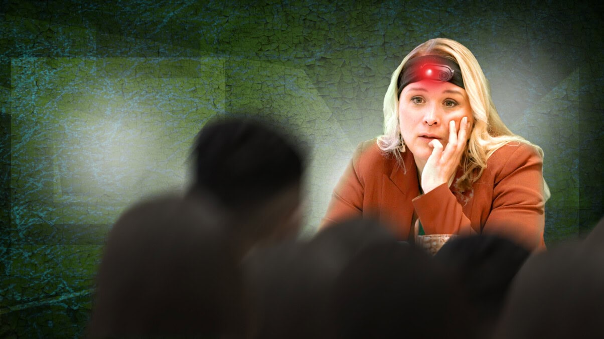 TV & Streaming Tipps Oktober: Frau mit einer Kamera am Kopf befestigt