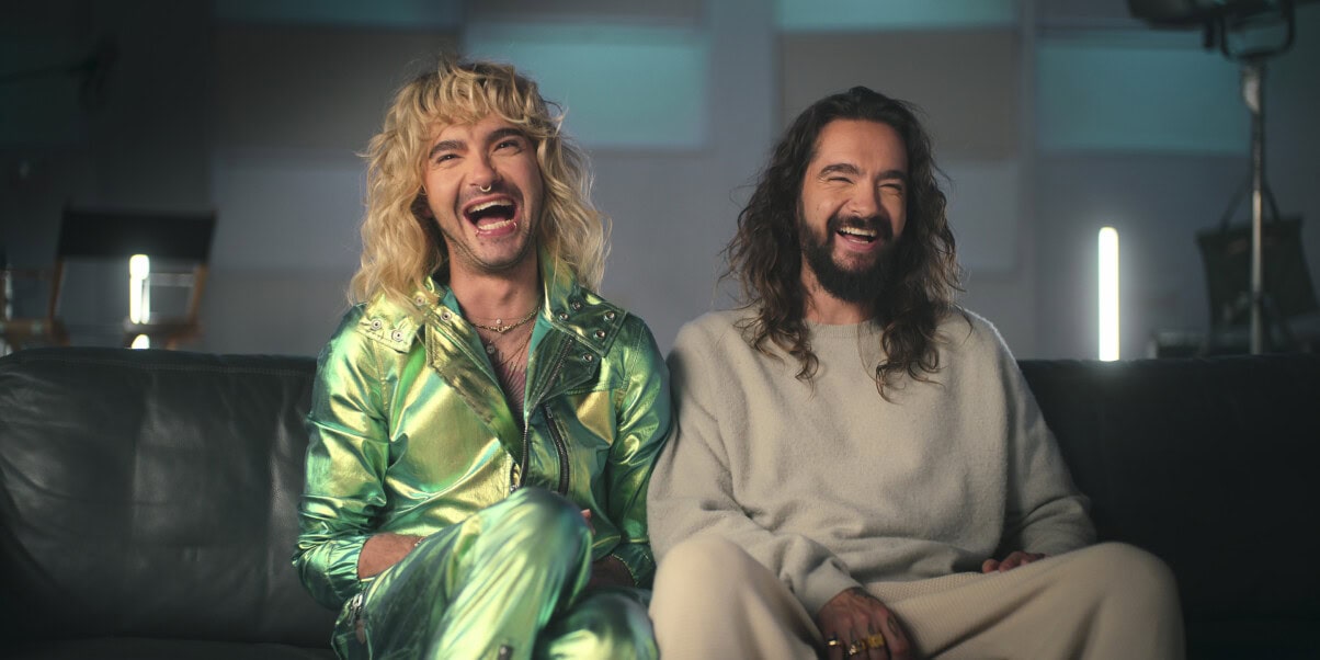 TV & Streaming Tipps Oktober: Tom und Bill Kaulitz sitzen lachen auf einer Couch